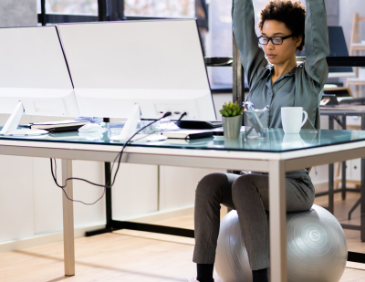 Gesund im Büro: Warum kleine Bewegungspausen Wunder wirken