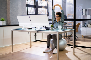 Kurze Pausen, große Wirkung: So bleiben Sie im Büro fit und konzentriert Gesund im Büro: Warum kleine Bewegungspausen Wunder wirken